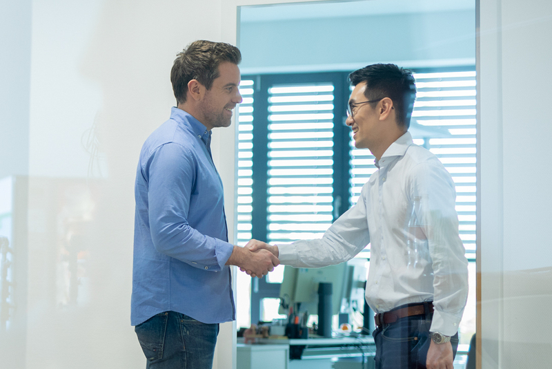 Zwei Männer beim Handshake