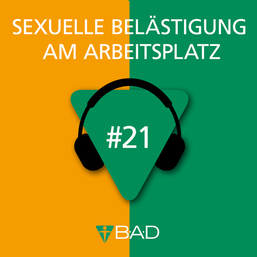 Das grüne BAD Dreieck hört mit seinen Kopfhörern den Podcast. Der Hintergrund ist auf der einen Hälfte grün und auf der anderen orange. 