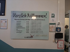 Hinweisschild zur Orientierung im Schulgebäude 